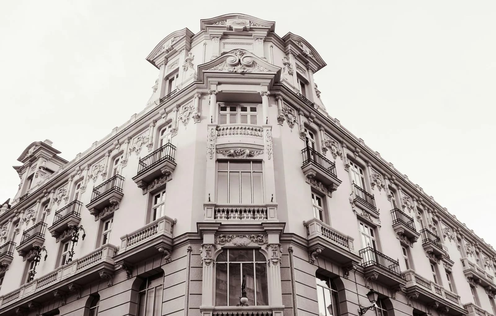 Façade haussmannienne, illustration d'un patrimoine immobilier conséquent à auditer