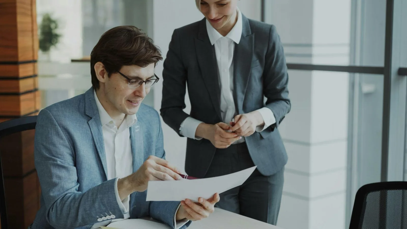 Conseiller et cliente examinant ensemble un document d'allocation financière
