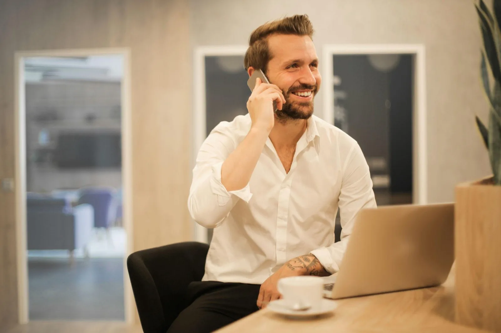 Investisseur au téléphone dans un bureau, faisant le point sur le mode de gestion de son portefeuille