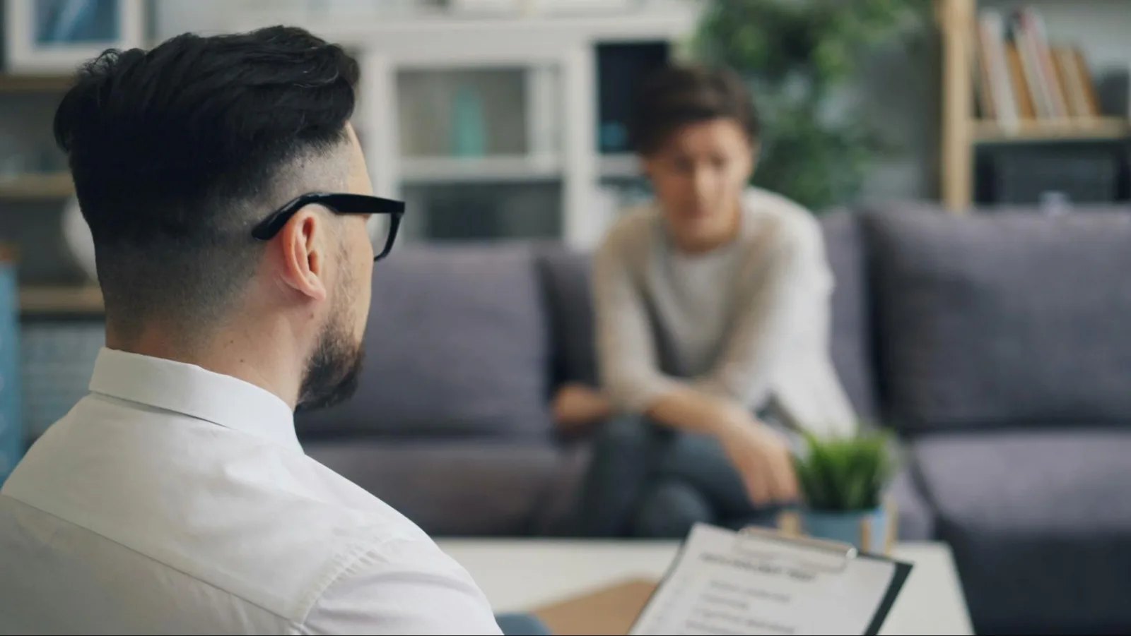 Conseiller en gestion de patrimoine recevant ses clients pour dimensionner une poche matières premières