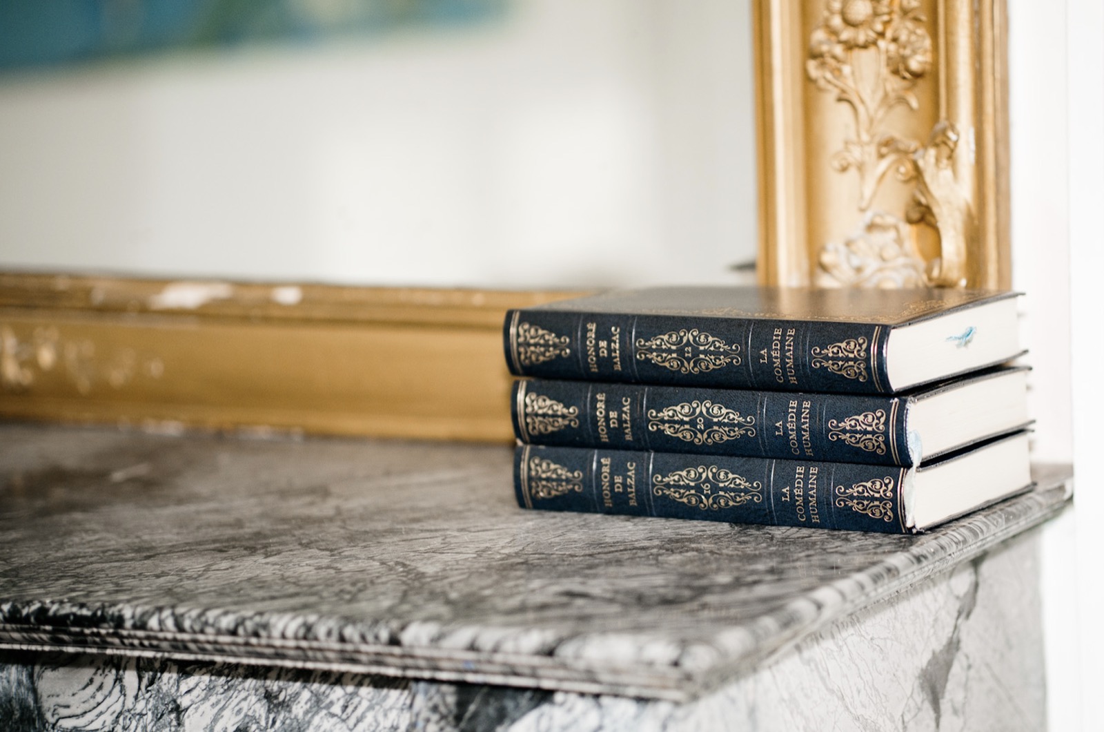 Livres anciens sur la cheminée du cabinet, héritage patrimonial