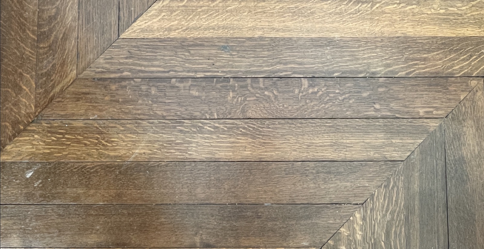 Parquet en pointe de Hongrie du cabinet, métaphore de la structuration patrimoniale